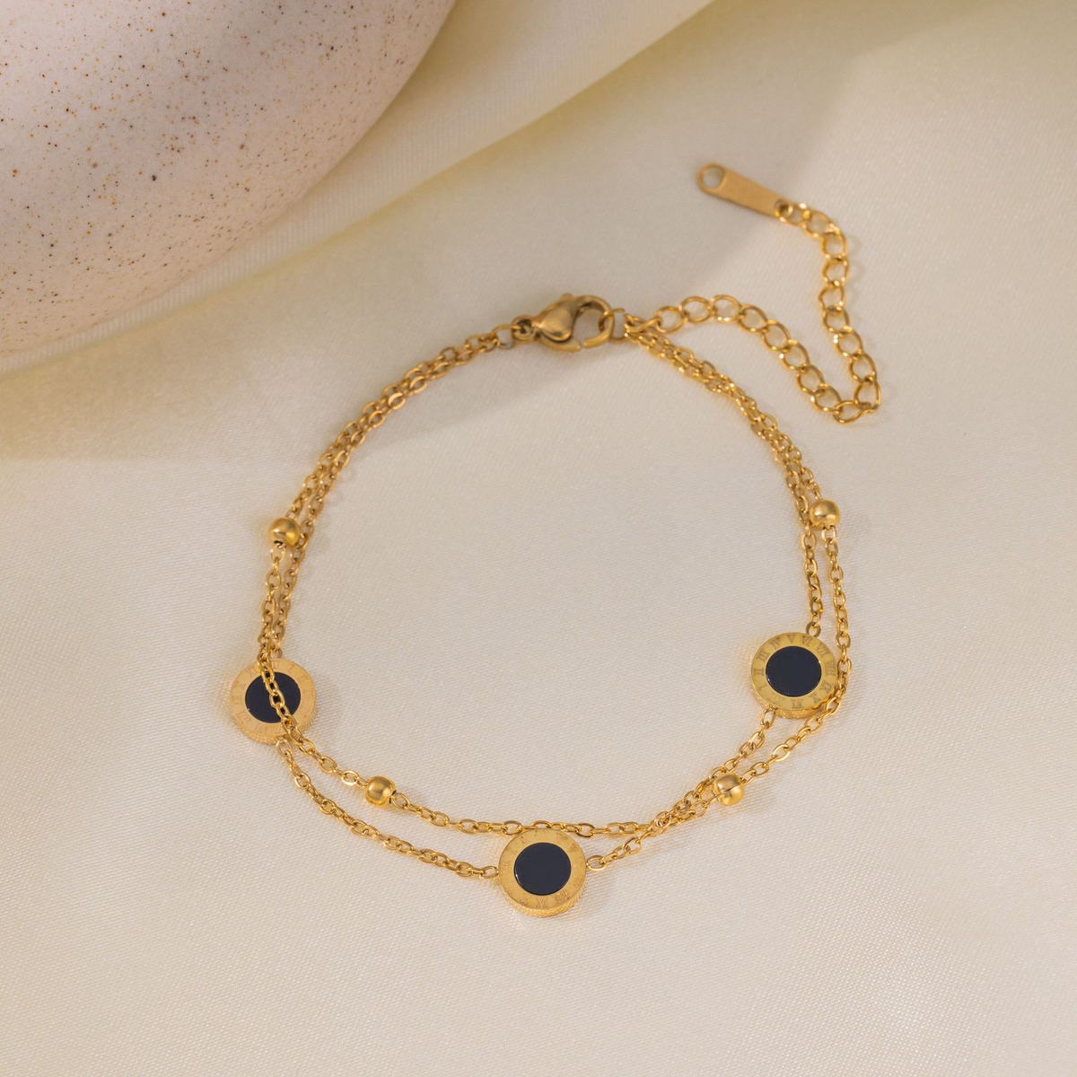 Brazalete Doble con Circulos Negros